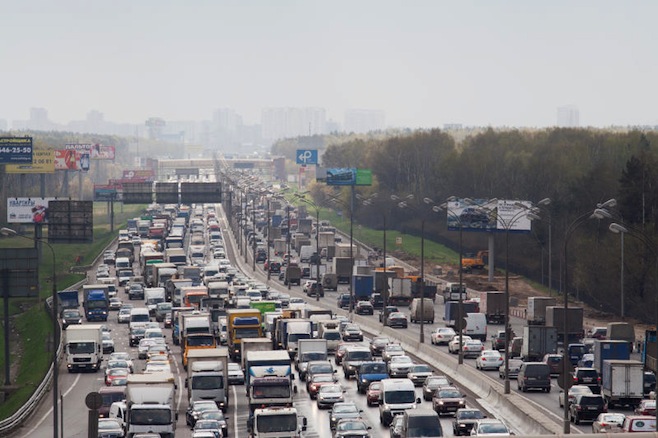 Duża grupa samochodów na autostradzie