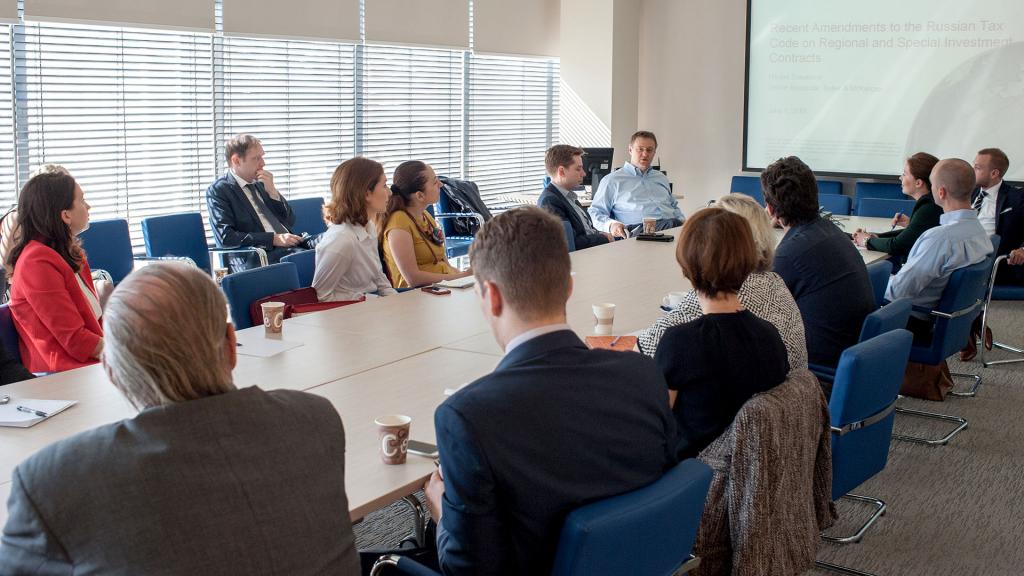 erkenning van individuen als onderling afhankelijk houdt de beoordeling van transacties in