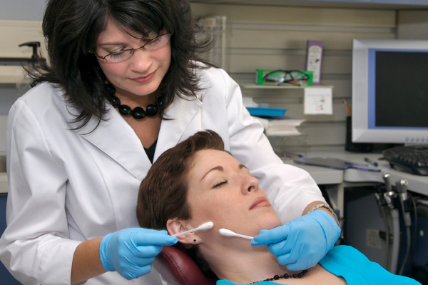 Dermatoloog behandelt