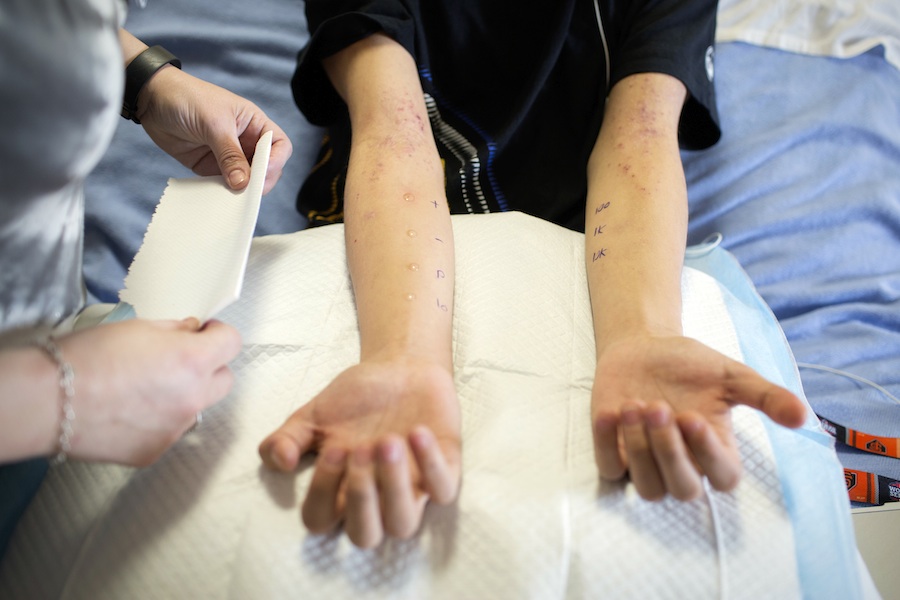 Allergist werkt met monsters