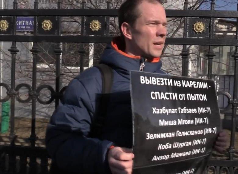 Ildar Dadin z plakatem
