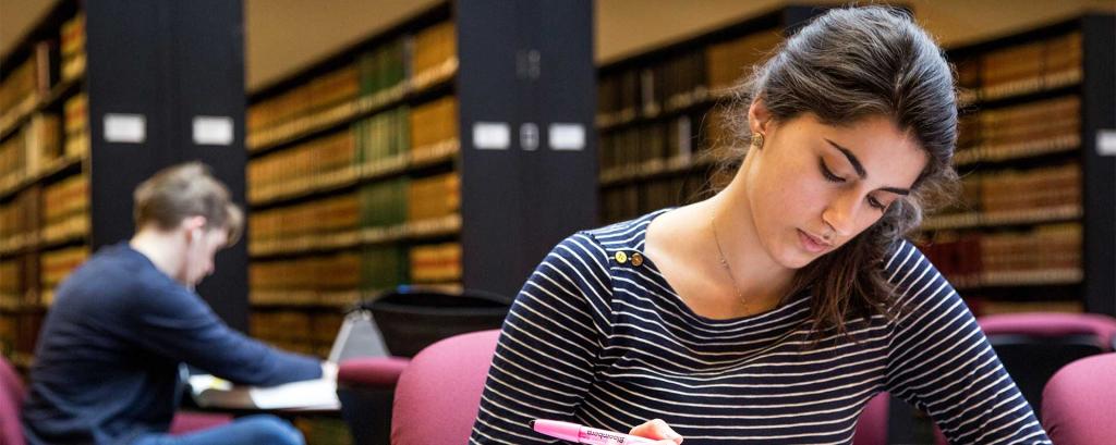 Dzieci w wieku szkolnym w bibliotece