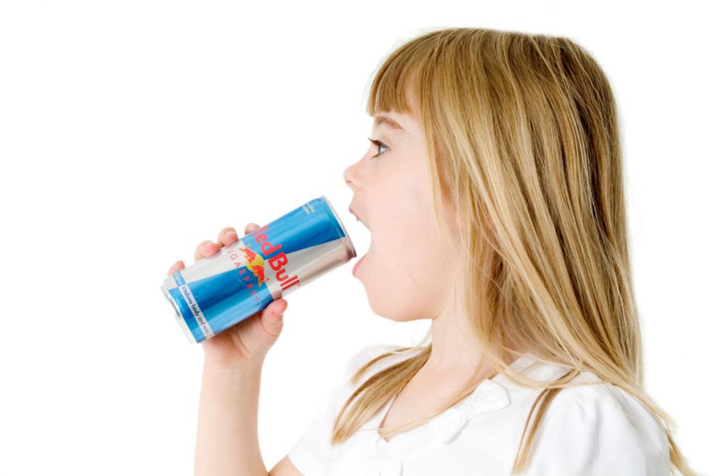 Dziecko pije energię