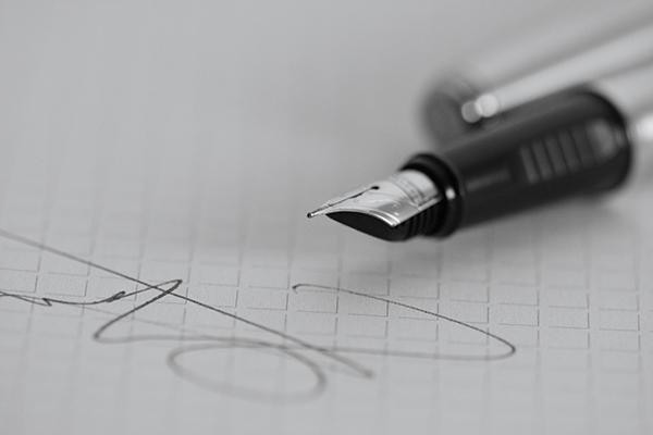 podpisywanie dokumentów czarnym lub niebieskim długopisem