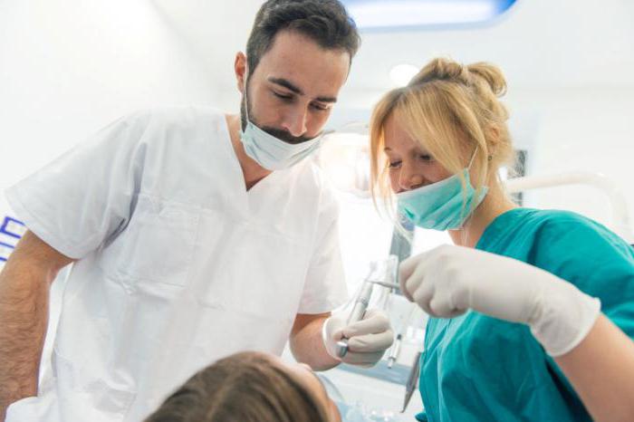 opis pracy chirurga dentysty