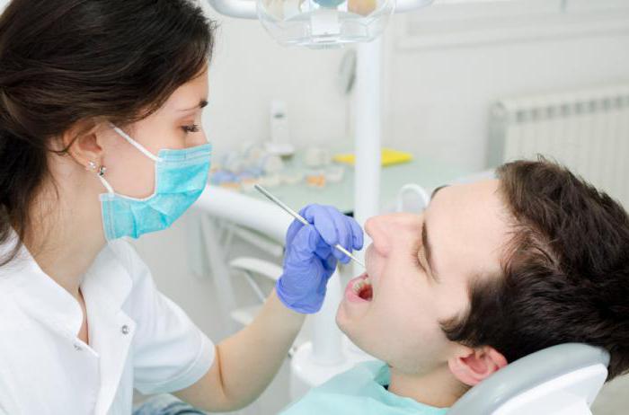 opis pracy dentysty chirurga implantologa