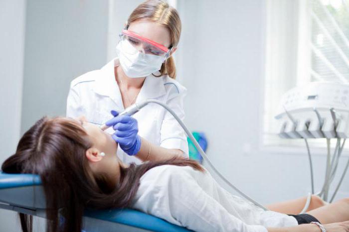 opis pracy dentysta chirurg mundur