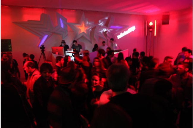 open een nachtclub in een klein stadje