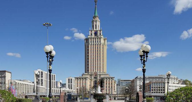 Stalinistische wolkenkrabbers in de foto van Moskou