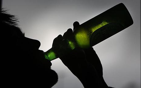 picie piwa bezalkoholowe napoje alkoholowe