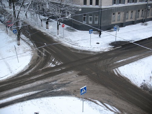 nieuregulowane skrzyżowanie nierównych dróg