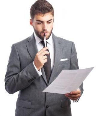 onder een contract voor het verlenen van diensten, de aannemer