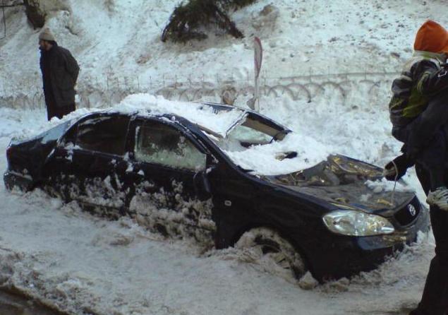 śnieg spadł na samochód z dachu balkonu