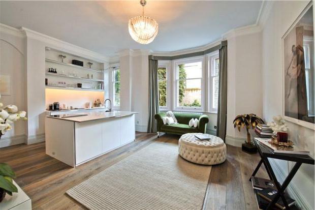 De woonkamer van het appartement omvat