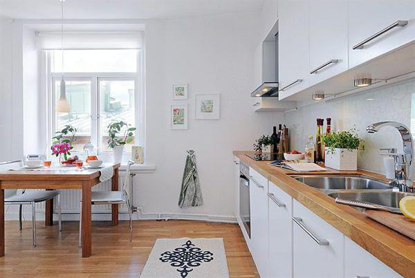 Heeft de woonkamer van het appartement een keuken