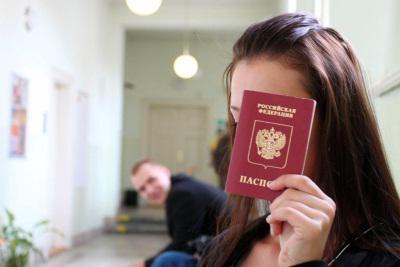 Jest obywatelem zobowiązanym do noszenia przy sobie paszportu