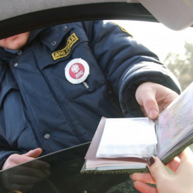Presentatie van documenten aan de verkeerspolitieagent