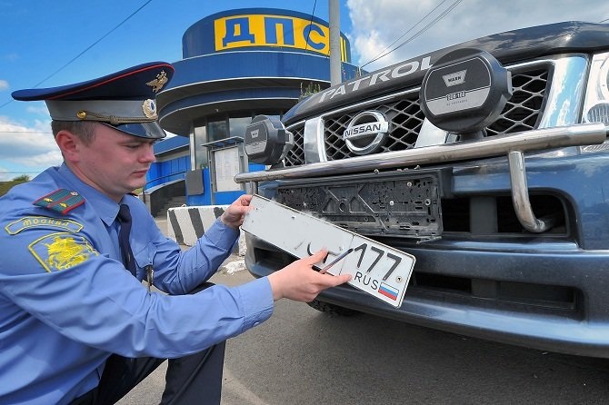 Zwróć się do policji drogowej o informacje na temat numerów rejestracyjnych samochodów