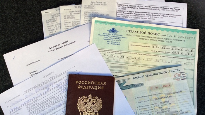 Dokumenty dotyczące samochodów i polisy ubezpieczeniowej