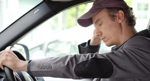auto parkeren op de stoep