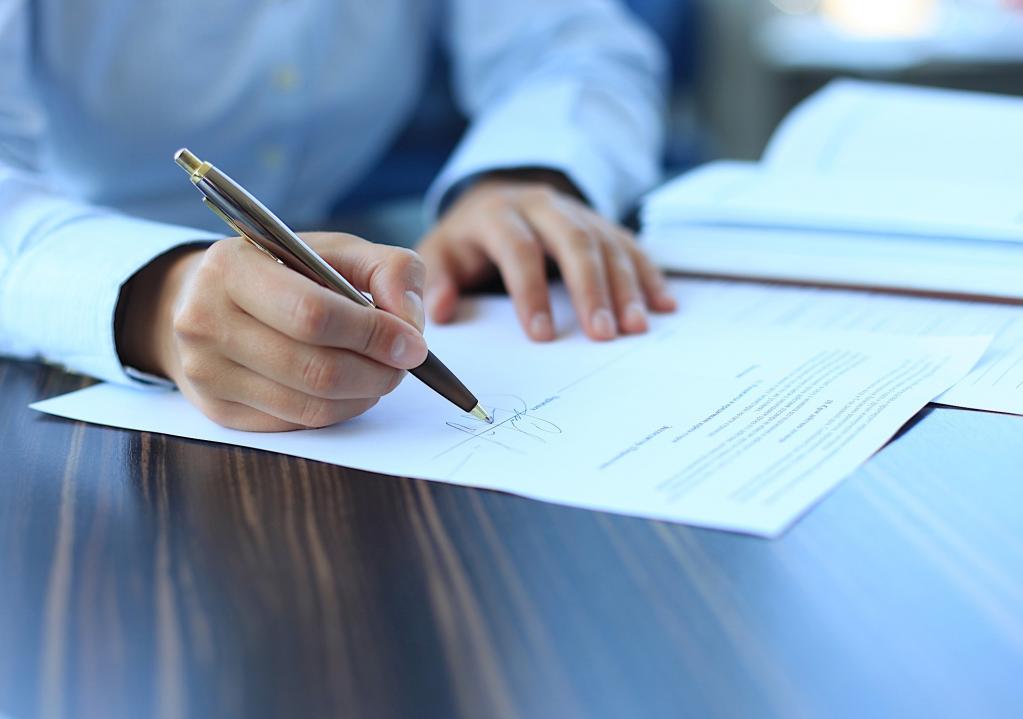 Essentiële voorwaarden van het contract van aanneming: concept