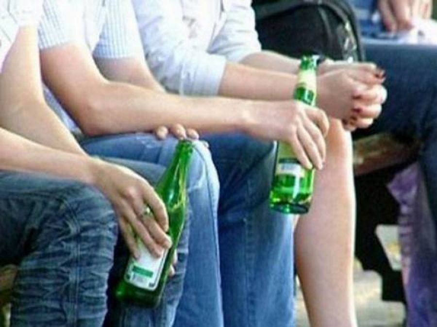 młodzież pije alkohol