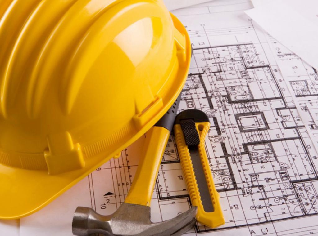 Kask budowlany i plan podłogi
