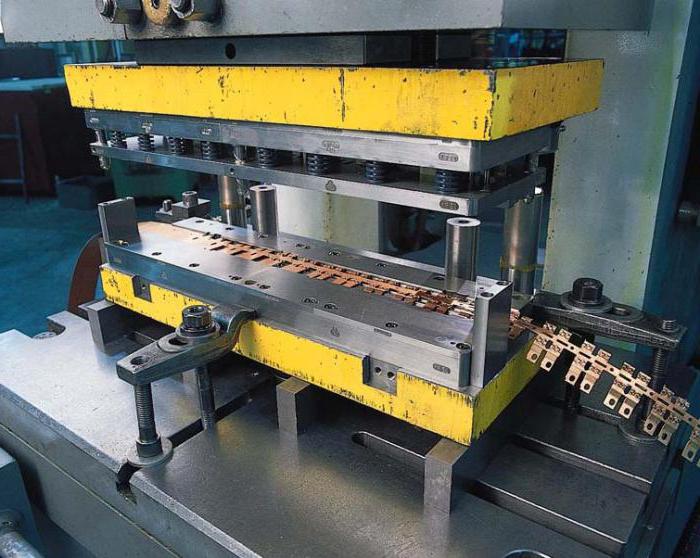 jakie maszyny są używane do produkcji konstrukcji metalowych