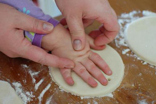 afgietsels van handgrepen en poten van een kind van zoutdeeg