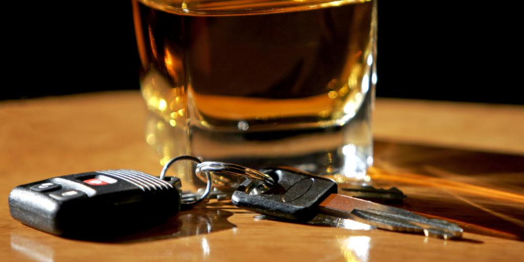 alkohol i kluczyki do samochodu