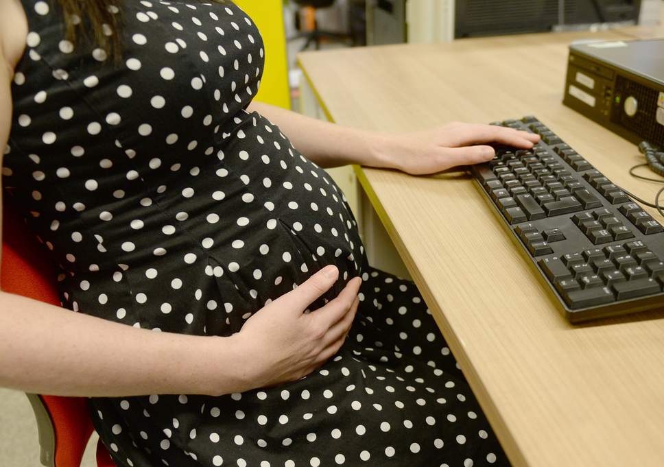 kobieta w pozycji szukającej pracy przez internet
