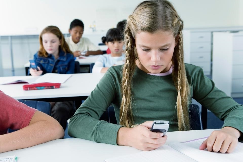 nauczyciel wziął telefon