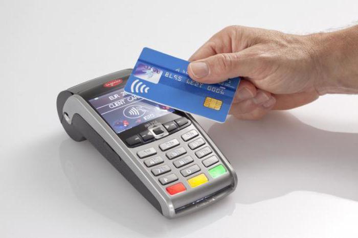 installatie van een terminal voor betaling met bankkaarten in een Sberbank-winkel