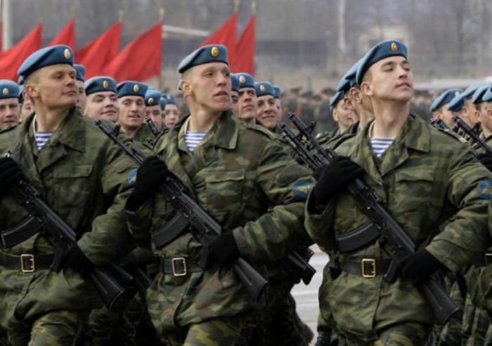 pracować jako śledczy wojskowy