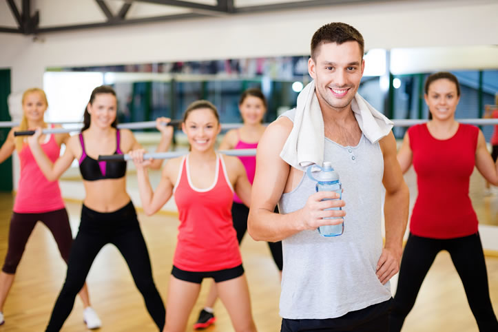 pracować jako instruktor sportu