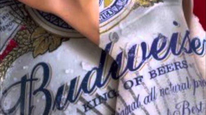 gezicht over alcoholreclame