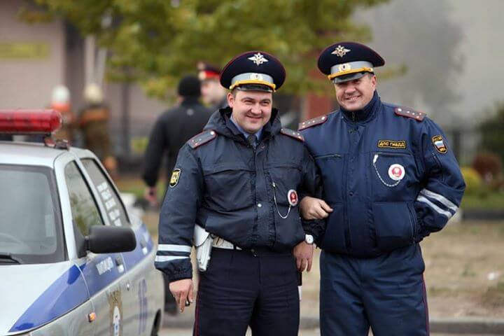 Dwóch towarzyszy stoi na straży prawa