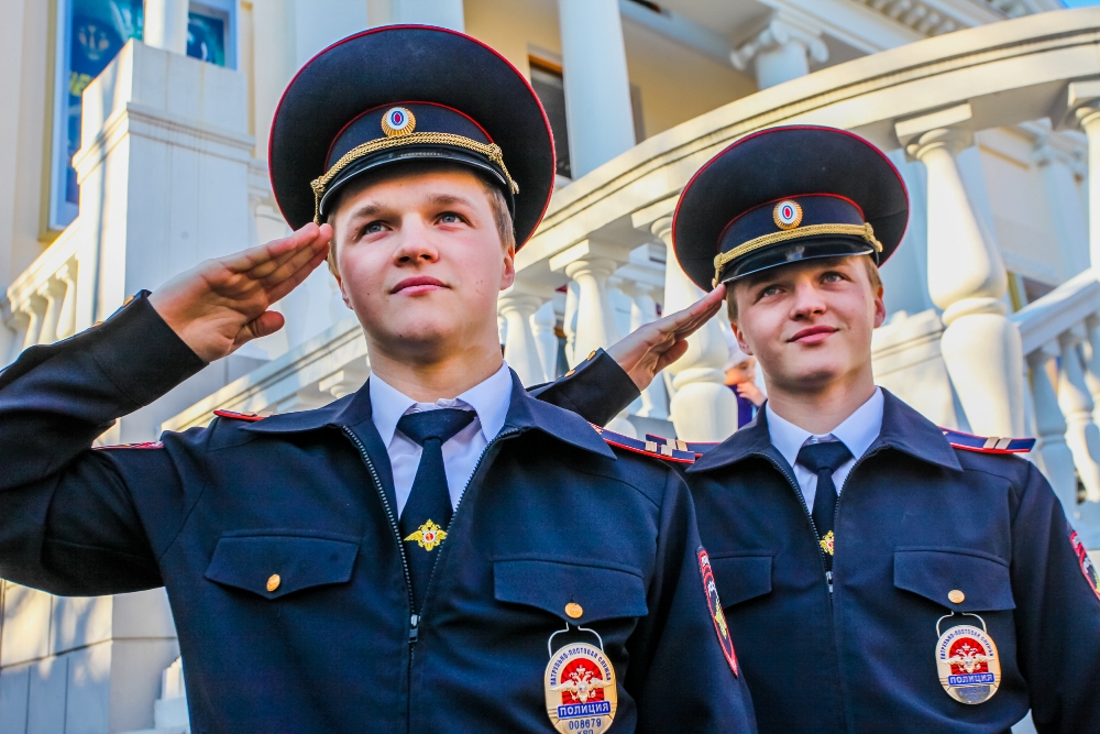 Policjanci salutują