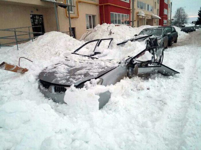 śnieg spadł z dachu na samochód