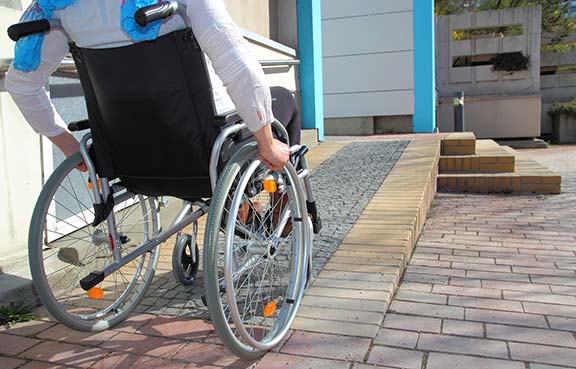 standardy wydajności metalowych ramp ogrodzeniowych dla osób niepełnosprawnych