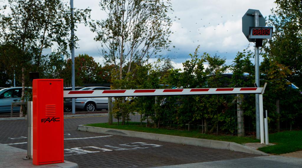 nielegalna instalacja bariery na dziedzińcu budynku mieszkalnego