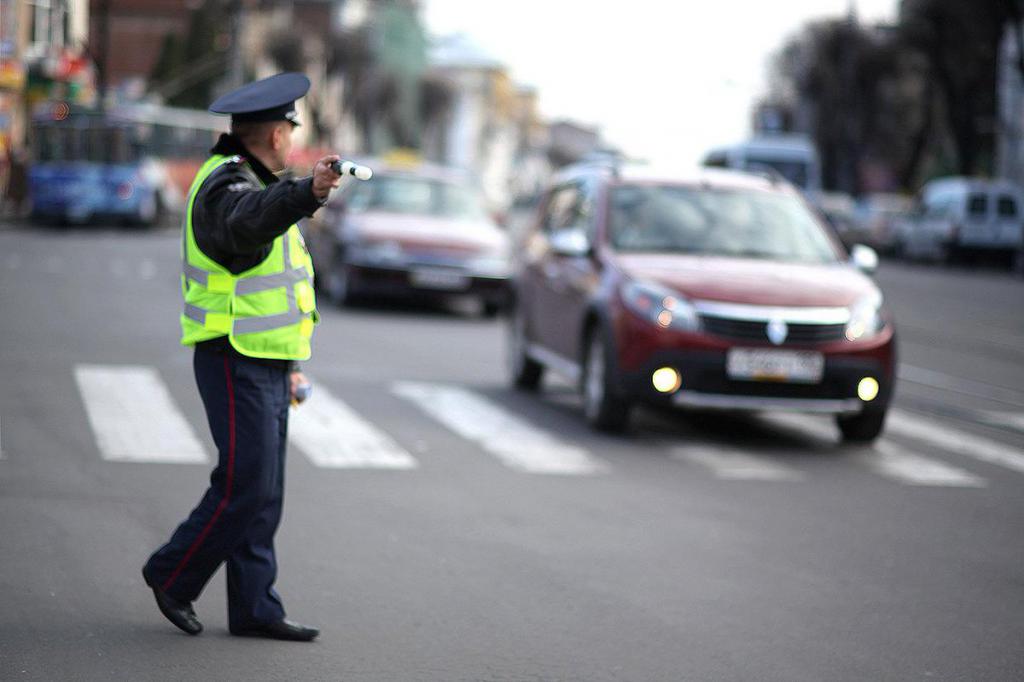 inspectie van een kofferbak door een verkeerspolitieagent