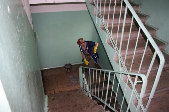 sprzątanie wejść w budynku mieszkalnym
