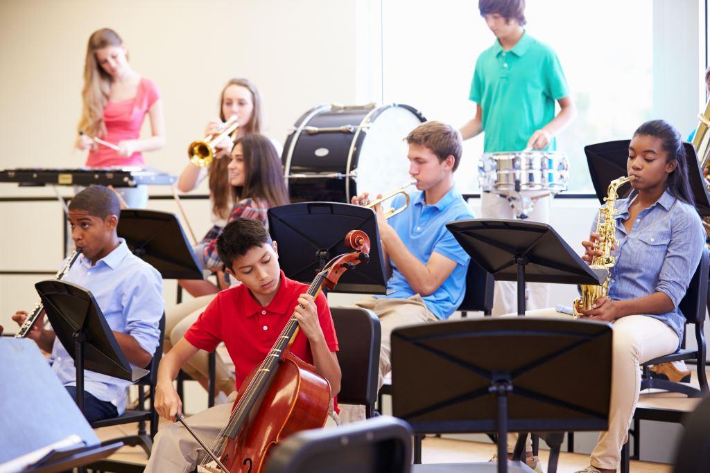 dzieci bawią się na instrumentach muzycznych