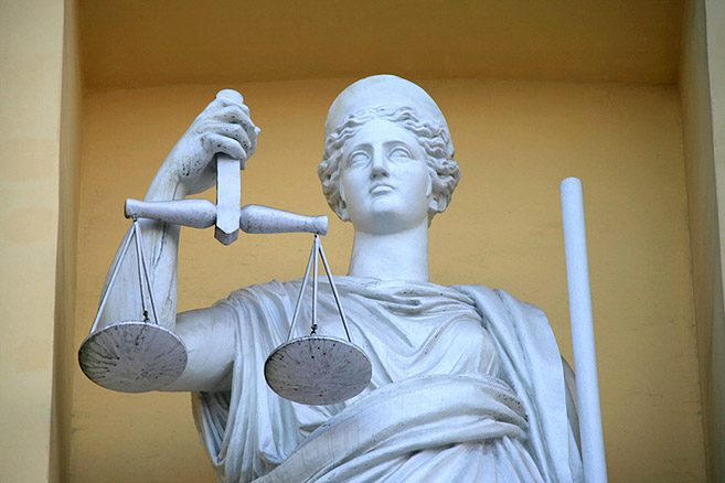 Statua na fasadzie budynku Senatu