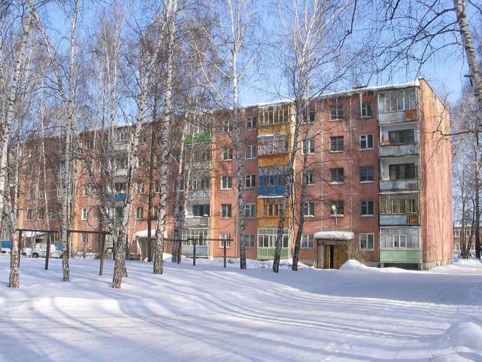 jak przymocować balkon na parterze