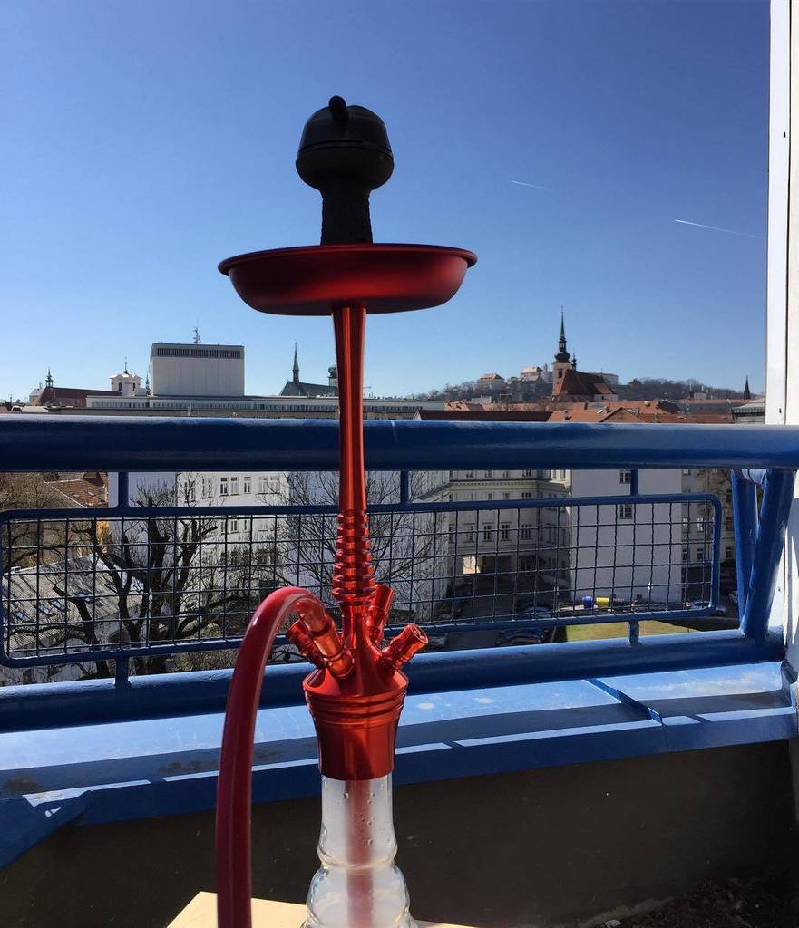 Palenie fajki wodnej na balkonie