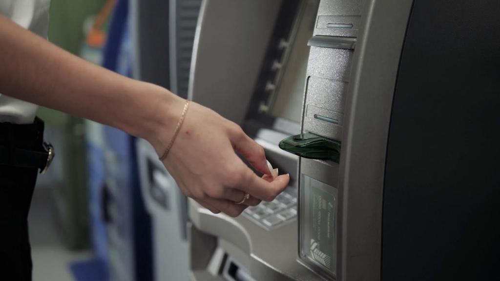 Przelej pieniądze na kartę Świat za pośrednictwem bankomatu