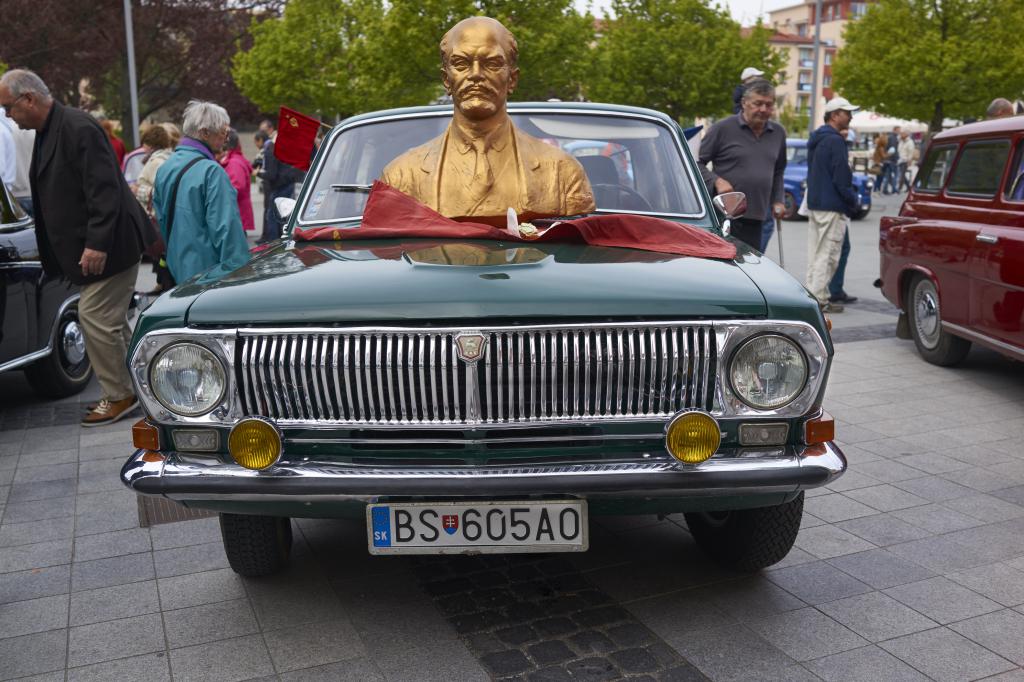 Wołga z popiersiem Lenina