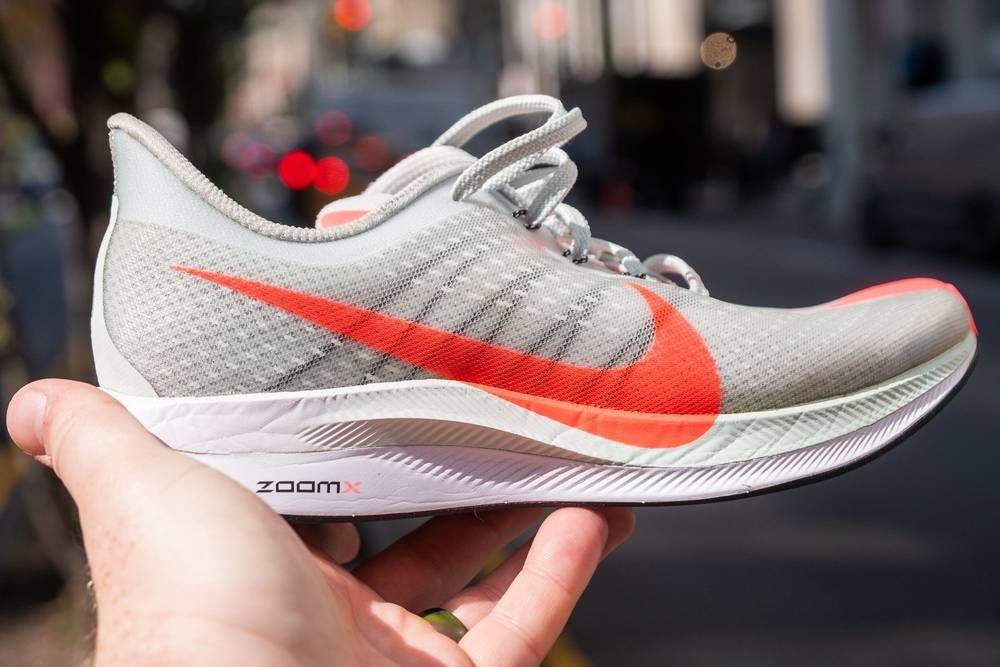 Zawiera buty sportowe ze zwrotem